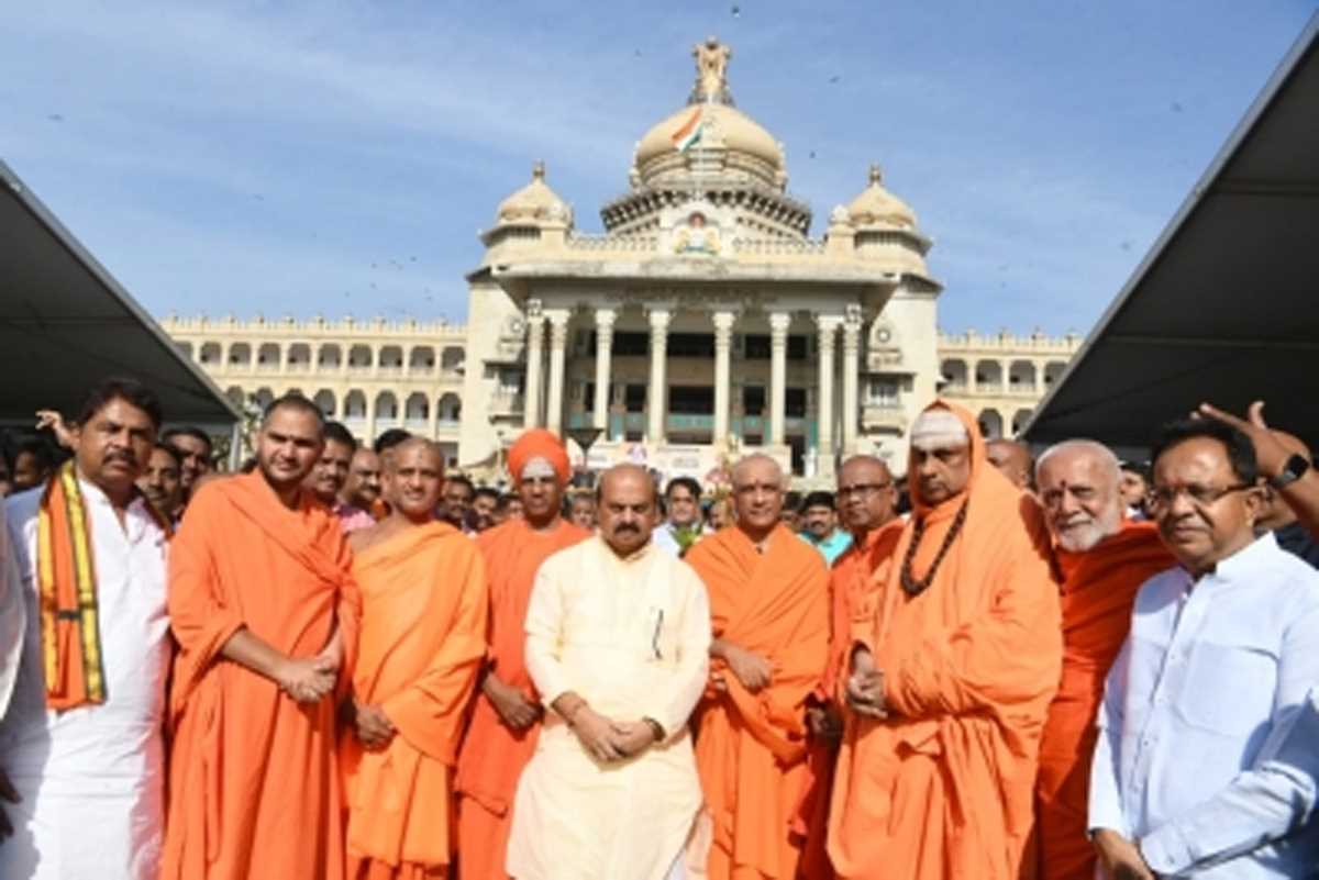 कर्नाटक : विधानसभा परिसर में बसवन्ना और केम्पेगौड़ा की मूर्तियों को स्थापित करने के लिए आधारशिला रखी गई